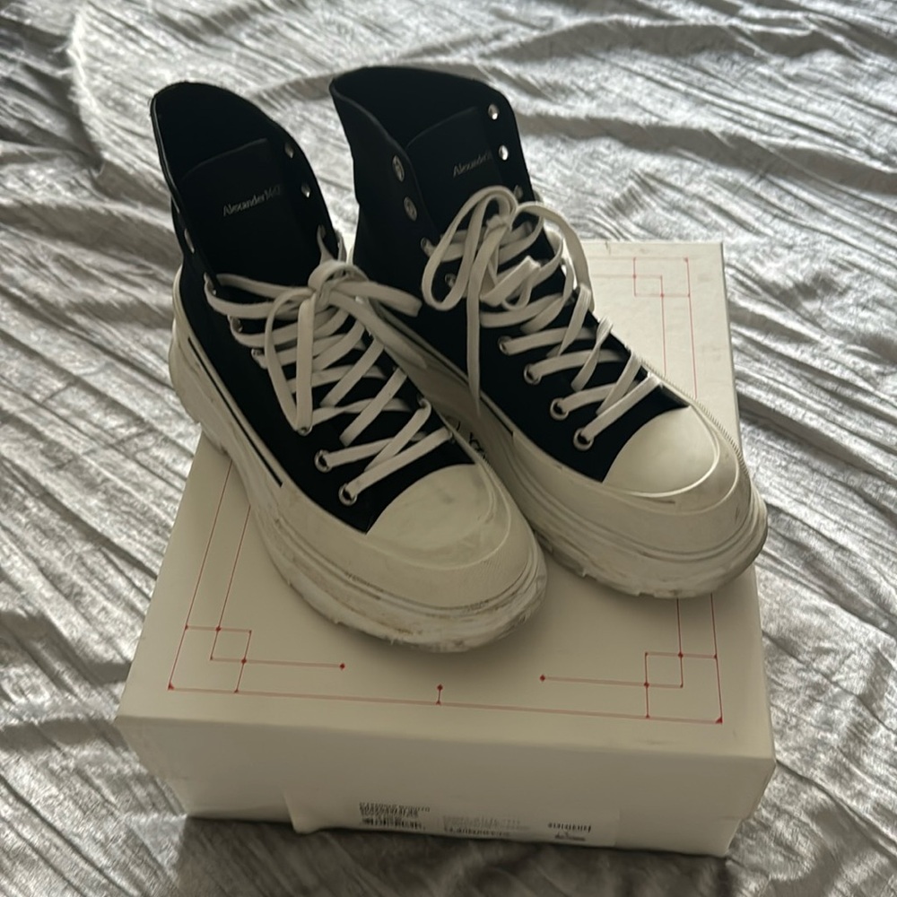 Alexander McQueen sneakers, black and white size 43 100% authentic worn